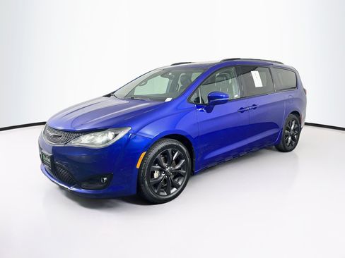 Used 2019 Chrysler Pacifica Limited w/ S Appearance Package FWD image 3