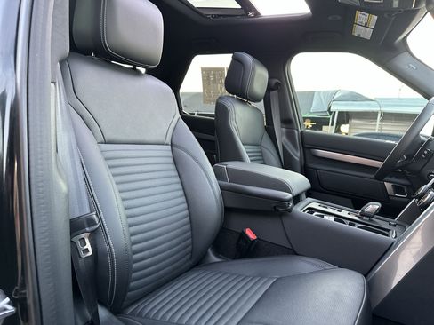 Used 2024 Land Rover Discovery Dynamic SE image 26