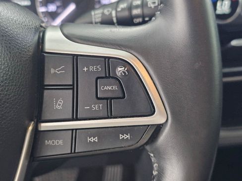 Used 2023 Toyota Highlander XLE FWD image 28