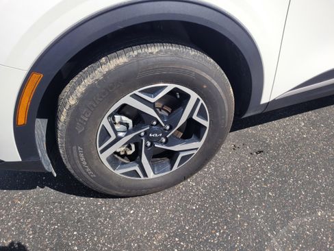 Used 2023 Kia Sportage LX image 2