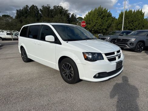 Used 2018 Dodge Grand Caravan GT image 3
