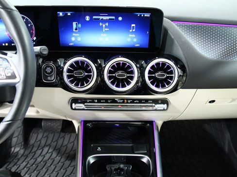 Used 2025 Mercedes-Benz GLA 250 4MATIC image 20