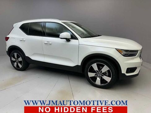 Used 2022 Volvo XC40 T5 Momentum w/ Premium Package image 7