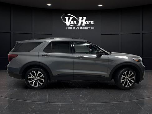Used 2023 Ford Explorer ST-Line AWD/4WD image 2