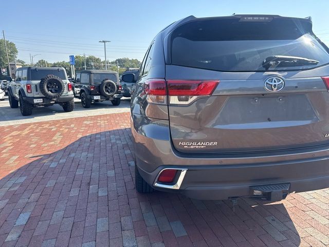 Used 2018 Toyota Highlander Limited Platinum FWD image 9
