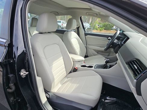 Used 2022 Volkswagen Jetta SE w/ Panoramic Sunroof Package FWD image 10