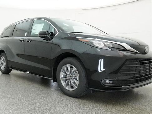 New 2026 Toyota Sienna XLE FWD image 8