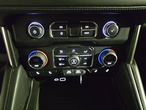 Used 2022 Chevrolet Suburban LT AWD/4WD image 24