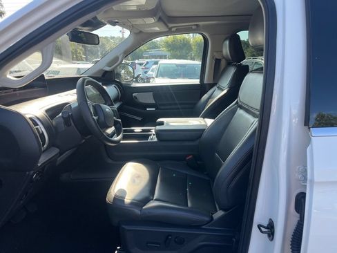 Used 2025 Ford Expedition Active AWD/4WD image 2
