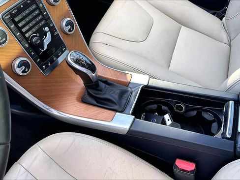 Used 2017 Volvo XC60 T6 Inscription w/ Climate Package image 16