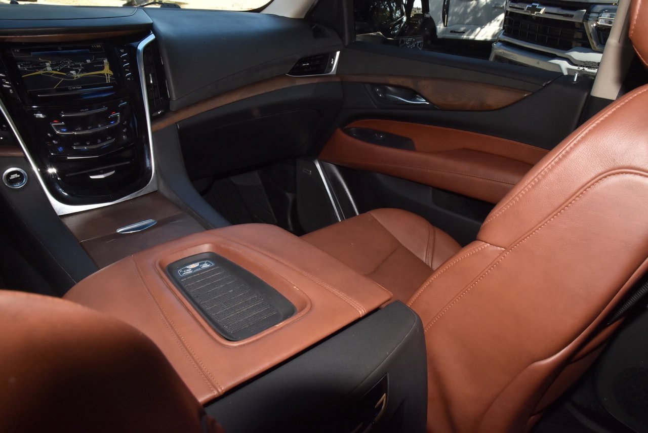 Used 2019 Cadillac Escalade Premium Luxury w/ Escalade Sport Edition AWD/4WD image 18