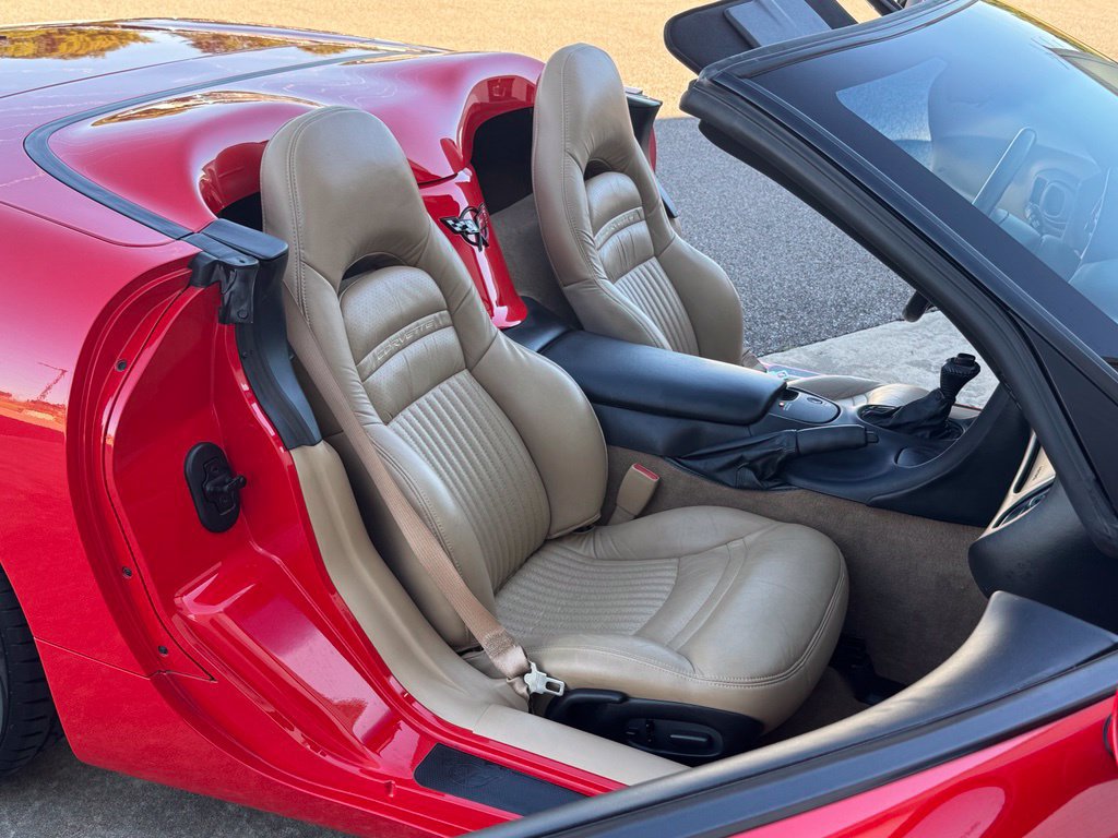 Used 2000 Chevrolet Corvette Convertible w/ Memory Pkg RWD image 37