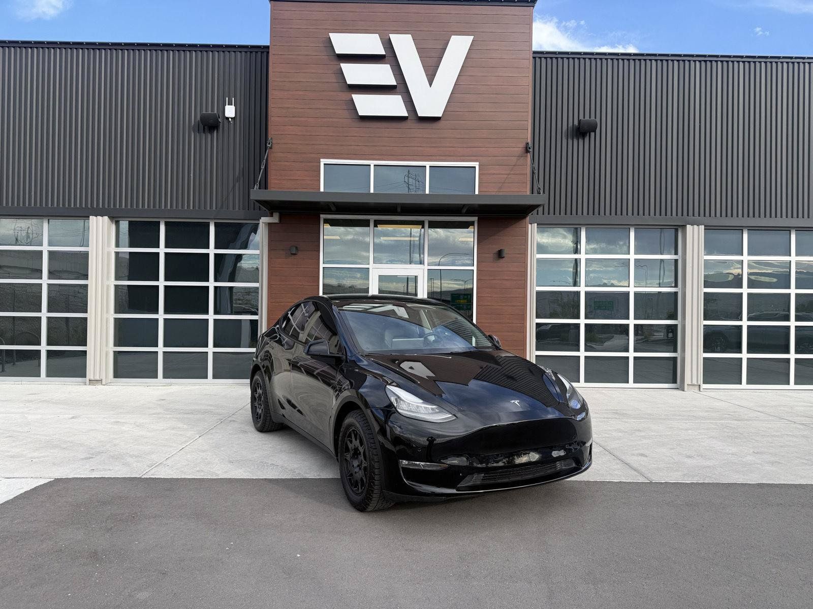 Used 2022 Tesla Model Y Long Range AWD/4WD image 1