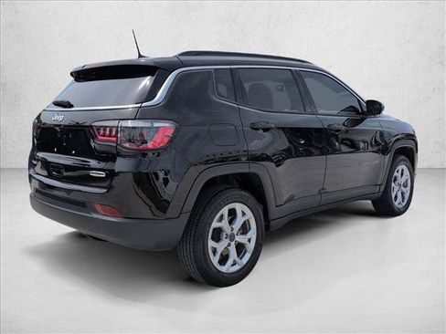 Used 2025 Jeep Compass Latitude AWD/4WD image 5