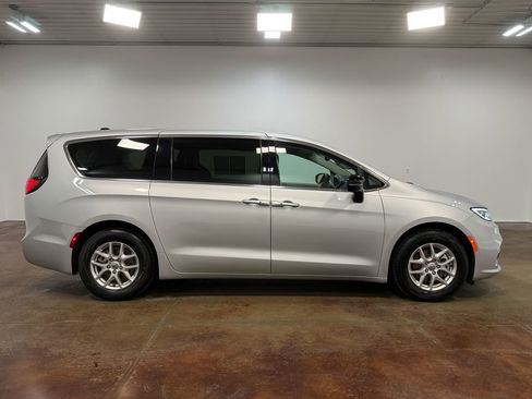 Used 2024 Chrysler Pacifica Touring-L image 23