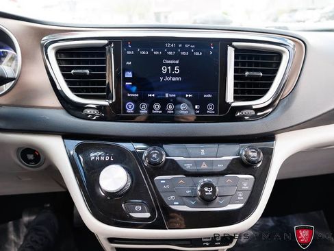 Used 2017 Chrysler Pacifica Touring image 26