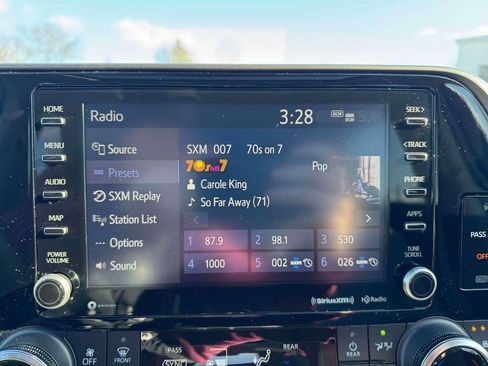 Used 2022 Toyota Highlander XLE image 27