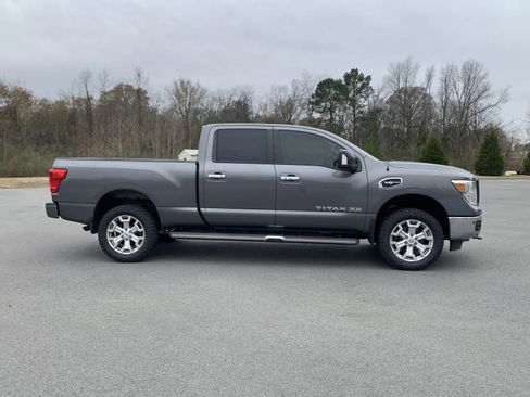 Used 2019 Nissan Titan SV w/ SV Convenience Package image 8