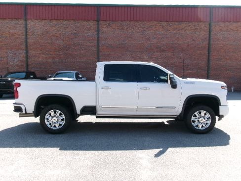 Used 2024 Chevrolet Silverado 2500 High Country w/ High Country Premium Package AWD/4WD image 2