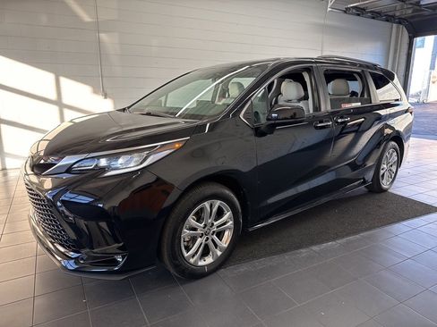 Certified 2023 Toyota Sienna XSE image 4