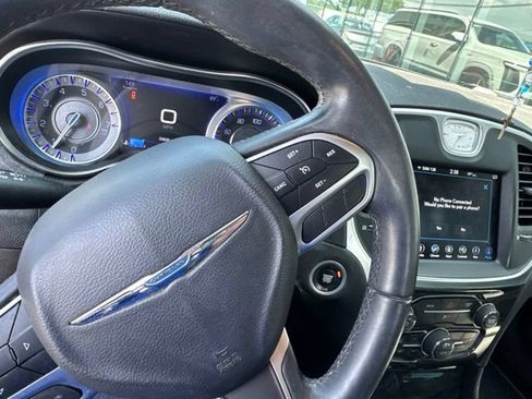 Used 2018 Chrysler 300 Touring L AWD/4WD image 7