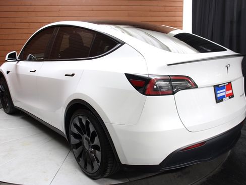 Used 2023 Tesla Model Y Performance image 9