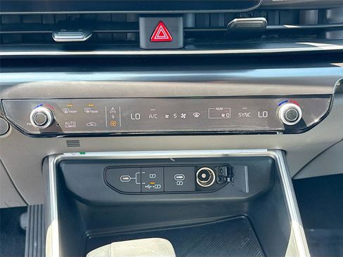 Used 2025 Kia Carnival image 16