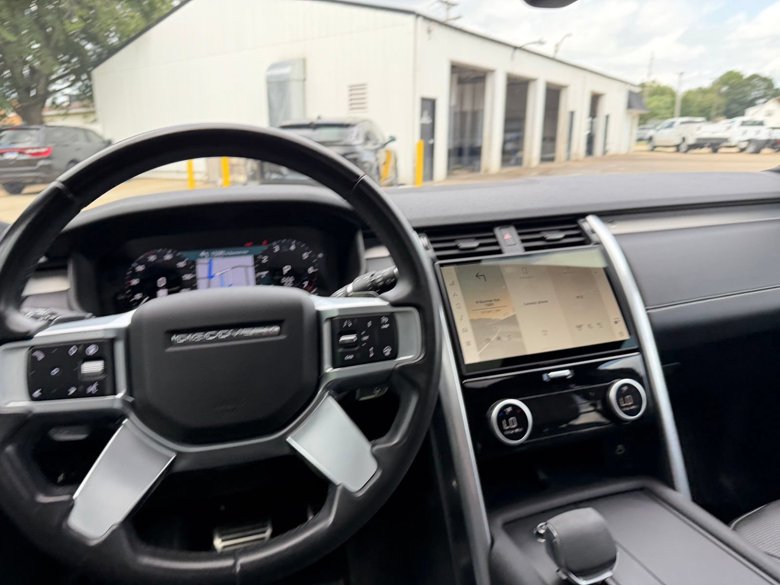 Used 2024 Land Rover Discovery Dynamic SE AWD/4WD image 14