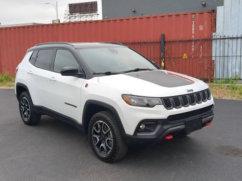 Used 2025 Jeep Compass Trailhawk AWD/4WD image 8