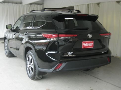 Used 2023 Toyota Highlander XLE image 29