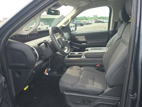 Used 2025 Ford Expedition Active AWD/4WD image 4