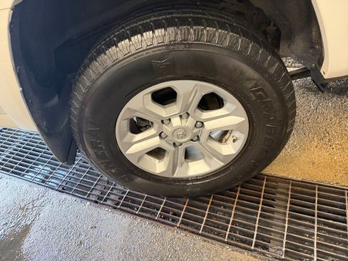 Certified 2016 Toyota 4Runner SR5 AWD/4WD image 27