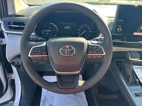 New 2025 Toyota Sienna XLE image 17