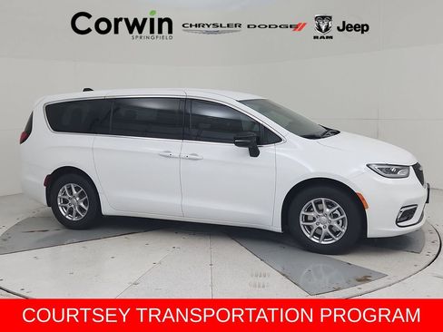 New 2026 Chrysler Pacifica Select image 1