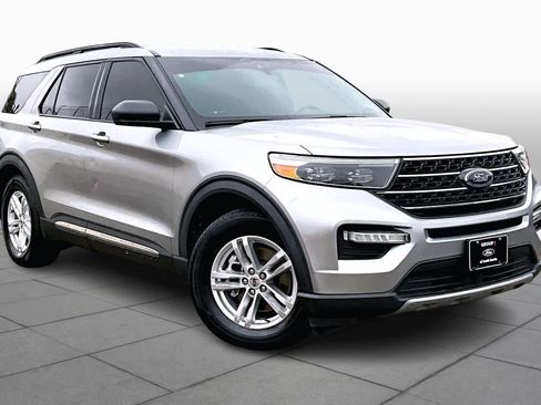 Used 2020 Ford Explorer XLT w/ Equipment Group 202A image 2