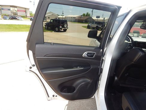 Used 2018 Jeep Grand Cherokee Altitude image 12