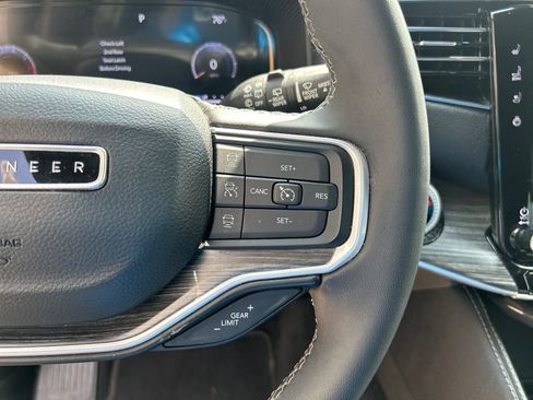 Used 2023 Jeep Wagoneer L Series II RWD image 23