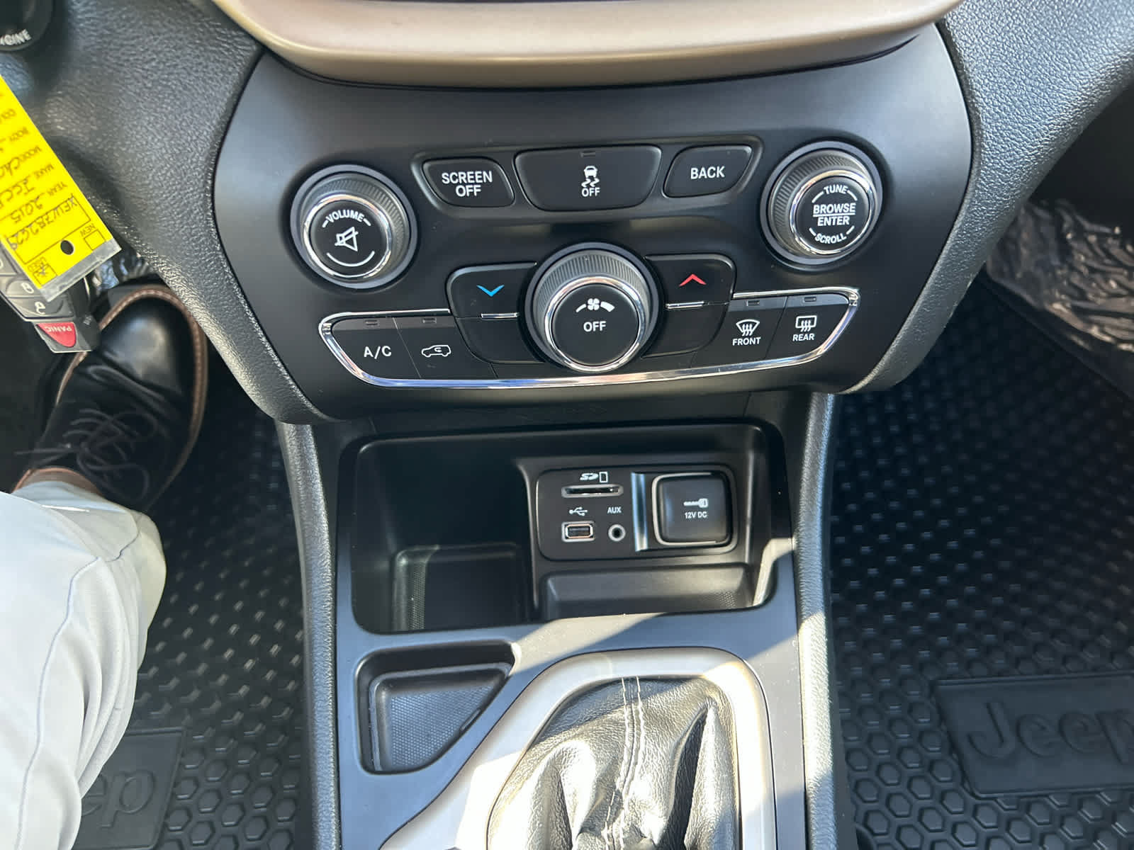 Used 2015 Jeep Cherokee Latitude w/ Cold Weather Group FWD image 17