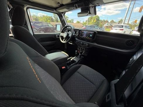 Used 2024 Jeep Gladiator Mojave w/ Technology Group AWD/4WD image 7