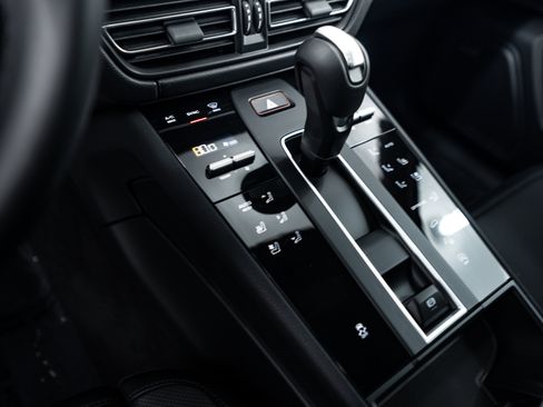 Certified 2026 Porsche Macan image 16