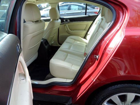 Used 2014 Lincoln MKS image 16