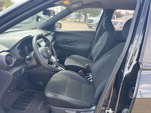 Used 2020 Nissan Kicks S image 9