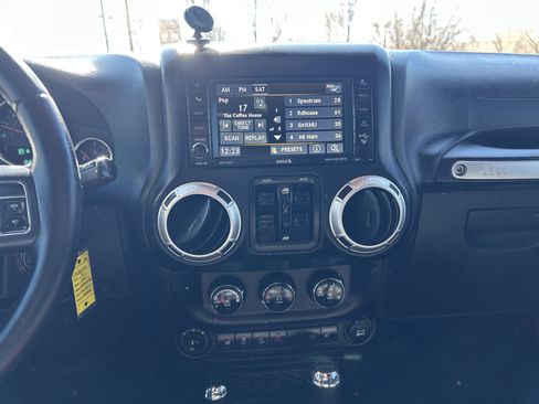 Used 2015 Jeep Wrangler Unlimited Rubicon w/ Connectivity Group image 17