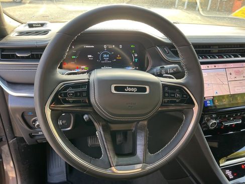 Used 2023 Jeep Grand Cherokee Overland image 14