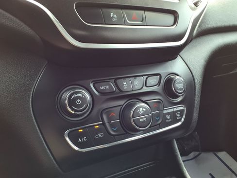 Used 2019 Jeep Cherokee Trailhawk AWD/4WD image 6