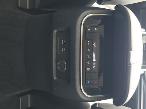Used 2025 Nissan Armada SV AWD/4WD image 13