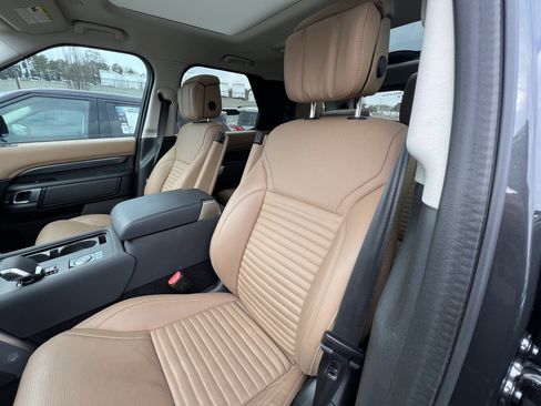 Used 2025 Land Rover Discovery Metropolitan Edition image 17