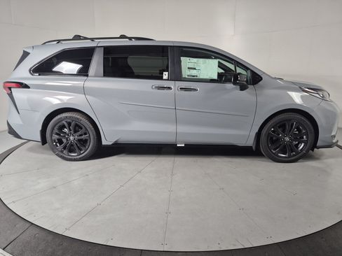 New 2026 Toyota Sienna XSE FWD image 5