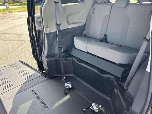 Used 2024 Toyota Sienna LE FWD image 28