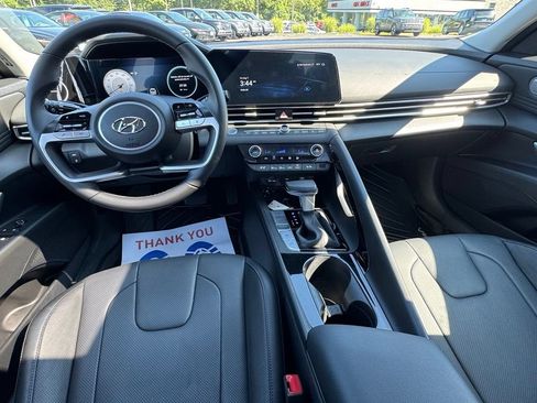 Used 2023 Hyundai Elantra Limited w/ Preferred Accessory Package FWD image 13